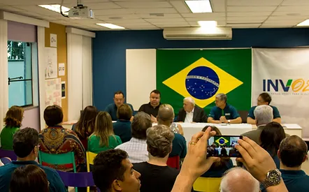 Foto da cerimónia de inauguração Invoz, com mémbros do Conselho e Diretoria da instituição.